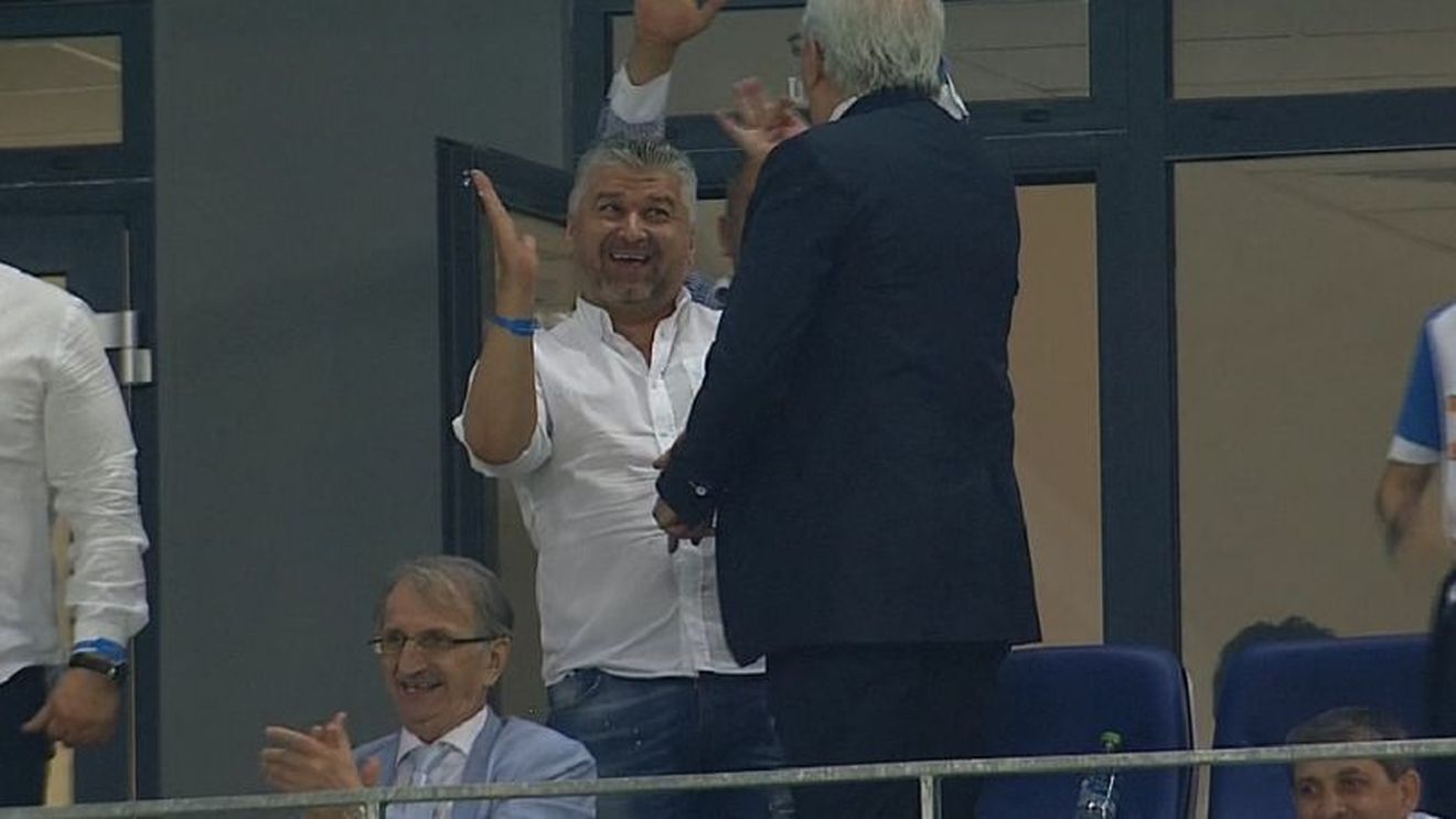 Președintele lui CS U Craiova, Marcel Popescu, explicație halucinantă după ce a făcut gesturi obscene în timpul meciului cu Viitorul: "E absolut normal să fac astfel de semne, atât timp cât cei cărora le sunt adresate nu se simt lezați și jigniți"