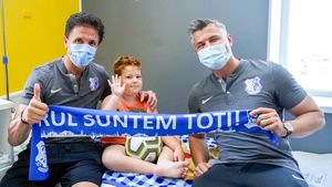 Gică Popescu și Tibi Curt i-au surprins cu cadouri pe copiii suferinzi de la Arad. Cum sprijină oficialii de la Farul proiectul Asociației Cetatea Voluntarilor