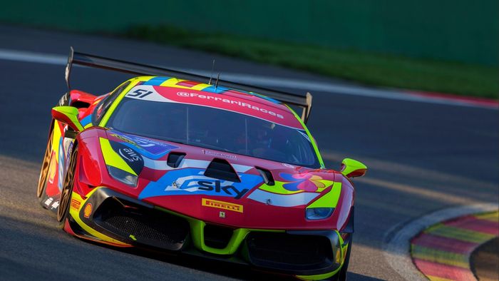 Soțul milionarei din România nu se uită la bani. Ce prime încasează angajații Ferrari pentru performanțele firmei de anul trecut