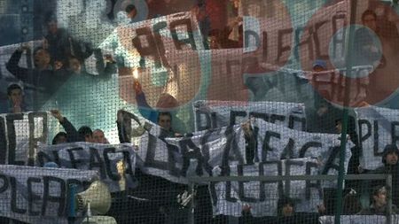 FOTO / Fanii Stelei își continuă războiul cu Gigi Becali