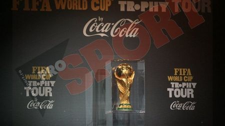 Peste 7500 de fani români s-au fotografiat cu trofeul Cupei Mondiale**