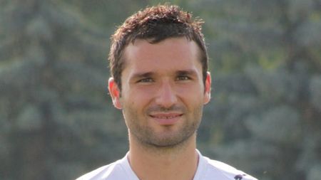 A debutat în urmă cu 13 ani în Liga 1, a fost om de bază la Bistrița, iar acum a strâns 300 de meciuri în Liga 1. Fotbalistul devenit pilon al defensivei la CSM Poli Iași