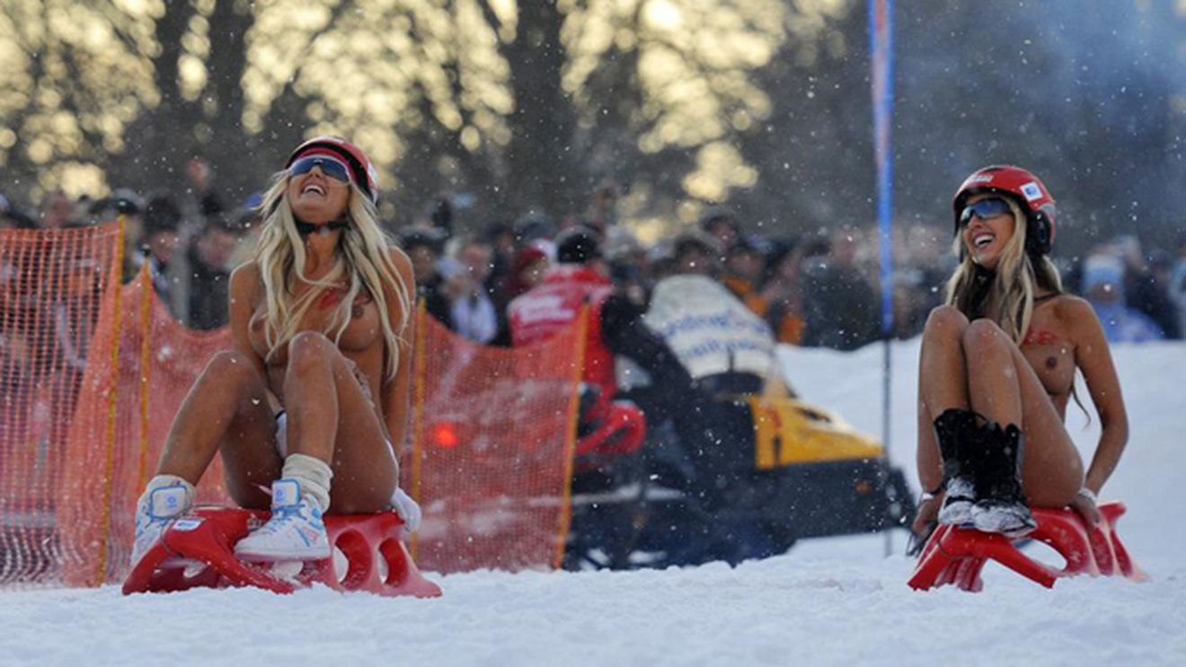 FOTO** Noua modă în Germania! Pe sanie la bustul gol!