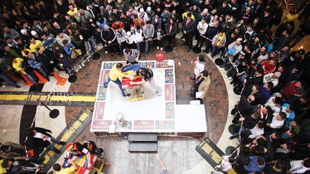 GO ON!cescu! Românul care a "luat" masa cu 500 de oameni și care a intrat în Cartea Recordurilor