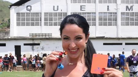 O vedetă din filmele pentru adulți a renunțat la cariera care îi aduce o avere pentru a deveni arbitru de fotbal! Cum arată brazilianca. GALERIE FOTO