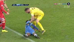 GALERIE FOTO | Momente de panică la Craiova! Donkor a căzut inert pe gazon, după ce a primit o minge în cap, și toată lumea s-a speriat. Intervenție în timp record a medicilor