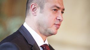 "Pleacă ai noștri, vin ai noștri"