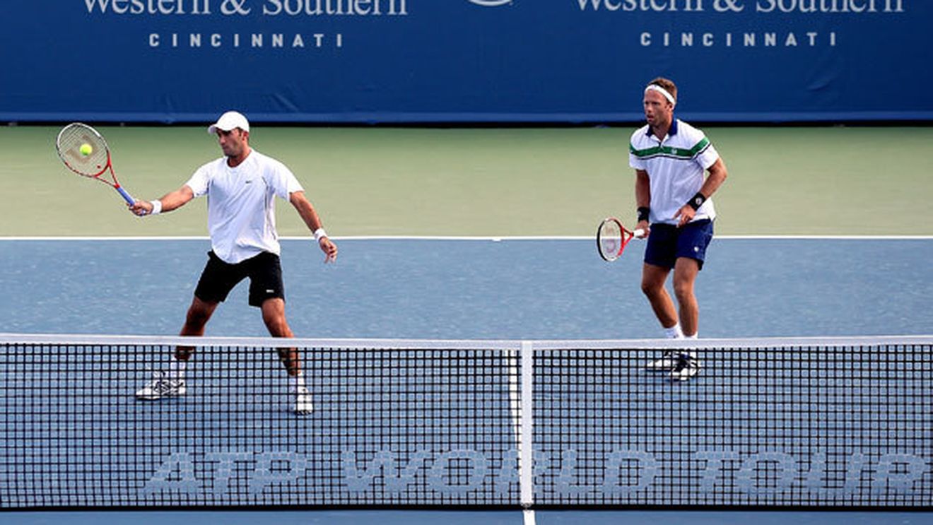 Încă o finală pentru Tecău și  Lindstedt!  Cei doi i-au învins pe frații Bryan și s-au calificat în ultimul act la Cincinnati