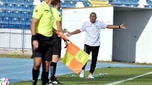 EXCLUSIV | Costel Enache și-a anunțat demisia de la Poli Iași: ”Simt că nu putem progresa.” Managerul Briaur nu acceptă decizia antrenorului