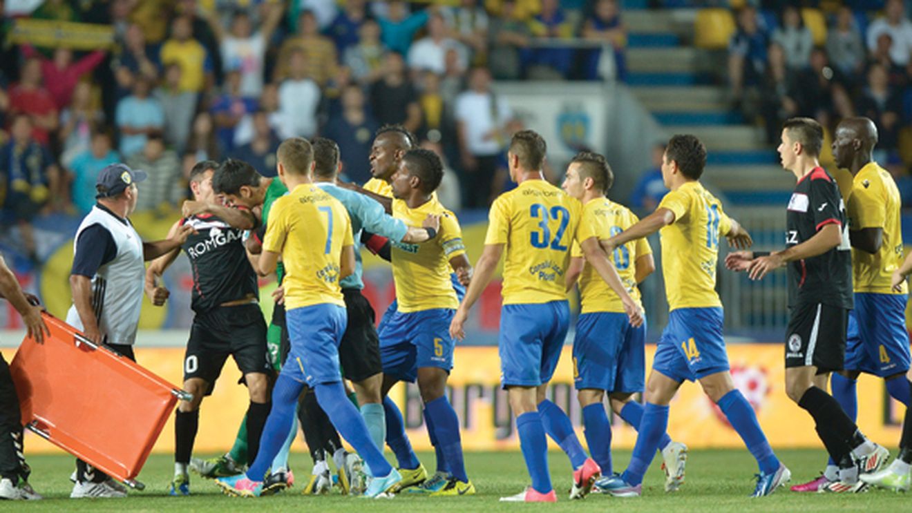 Foștii colegi ai lui Bornescu susțin că acesta este un tip liniștit, dar ușor de provocat: "Băiat bun cu ieșiri maniacale"