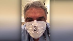 Fostul medic al lui Michael Jackson, suporter al Universității Craiova, a transmis un mesaj emoționant jucătorilor și fanilor din Bănie | VIDEO EXCLUSIV