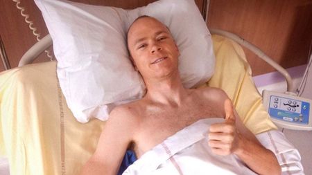 Prima imagine cu Chris Froome pe patul de spital, după un teribil accident care l-a scos din calcule pentru Turul Franței. "Sunt norocos pentru faptul că sunt în viață". Un coleg de cursă a crezut că a murit!