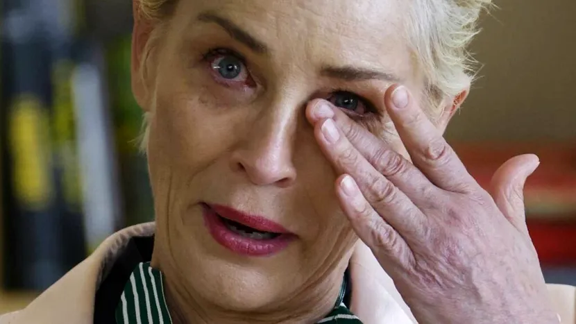 Starul Basic Instinct, Sharon Stone, în vârstă de 64 de ani, dezvăluie că va fi supusă unei intervenții chirurgicale pentru a i se extirpa o tumoare fibroasă mare