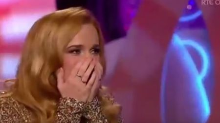 "Doamne, nu mi se poate întâmpla asta în direct!" Cel mai jenant moment orice microbist. Cum s-a făcut de râs la TV o "mare fană Aston Villa"