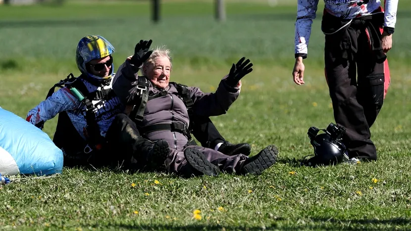 O femeie de 103 ani, cea mai în vârstă persoană care a sărit cu parașuta. ”M-am gândit la asta de mult timp”