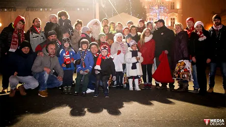 Suporterii utiști i-au fost ajutoare lui Moș Crăciun** pentru a face fericiți copiii arădeni