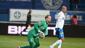 Gafă colosală făcută de Giedrius Arlauskis! Portarul lituanian l-a faultat pe Mihai Popescu în colțul careului, iar Farul și-a dublat avantajul în partida cu Universitatea Craiova