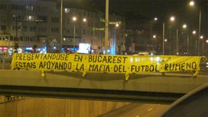 Argentinienii, întâmpinați cu un protest la intrarea în Capitală: "Prin prezența la București susțineți mafia fotbalului românesc"