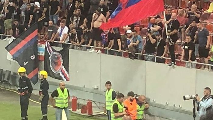 VIDEO | Derby Steaua - Rapid: Un agent de pază a fost ținta petardelor lansate de steliști! A fost nevoie de intervenția medicilior pentru a-și reveni