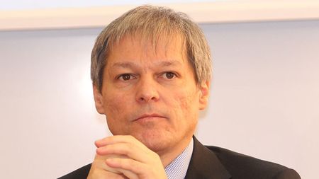 Dacian Cioloș va participa la deschiderea EURO 2016. Premierul României va urmări meciul cu Franța alături de președintele FranÃ§ois Hollande