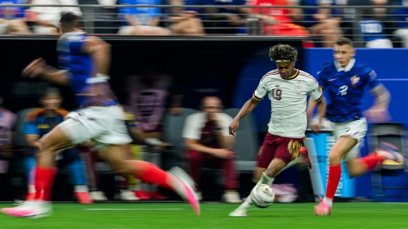 CM 2026 Franța – Spania 0-2, fotbalul cu identitate a umilit vedetele umflate! La 19 ani și o zi, Yamal se califică în finală de Cupă Mondială iar „cocoșii” lui Mbappe pleacă acasă fix de Ziua Franței. Cronică iberică de Gabriel Berceanu