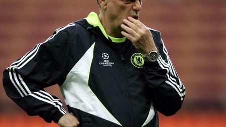 Chelsea l-a mazilit pe Avram Grant