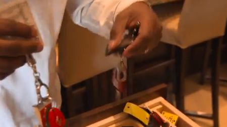 VIDEO IMPRESIONANT | Mayweather și-a deschis porțile garajului. Are un sertar întreg plin de chei de la modele de milioane de dolari