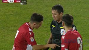 Steliano Filip, gest disperat la finalul partidei cu Gaz Metan! Arbitrul s-a speriat, dar l-a iertat de o eliminare pe dinamovist