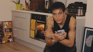 „Nu fac rău nimănui dacă port pantofi cu tocuri”. Fotbalistul a dezvăluit că lumea îl judecă greşit din cauza stilului său vestimentar