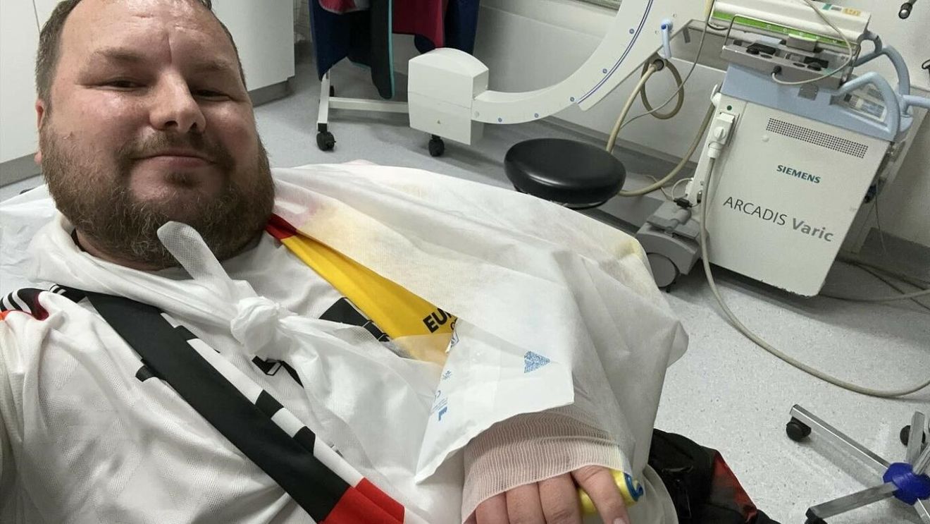 I-a rupt mâna unui suporter la încălzire! A cântat imnul național de pe patul de spital