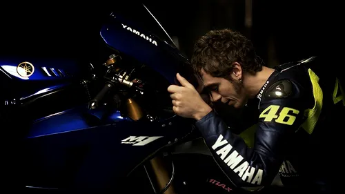 FOTO Rossi s-a fotografiat alături de noua motocicletă!** Marc Marquez, copilul-minune din MotoGP, și-a prezentat 
