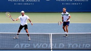 Încă o finală pentru Tecău și  Lindstedt!  Cei doi i-au învins pe frații Bryan și s-au calificat în ultimul act la Cincinnati