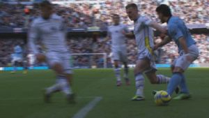 VIDEO Aguero alerga spre poartă, dar s-a oprit și a cerut penalty. L-a primit! Cea mai controversată fază din optimile FA Cup: