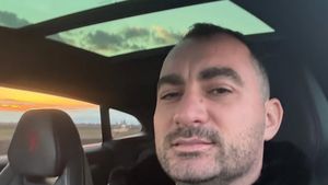 „E cel mai frumos din această țară, de departe. Aşa ceva nu există, filmează să se vadă”. Mitică Dragomir a rămas blocat când a văzut cum arată fostul Bar Regal Maxim, unde petrecea Regele Carol al II-lea, după ce a fost cumpărat de Pescobar de la el şi renovat