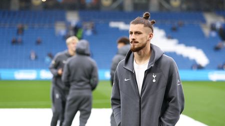 Fanii lui Tottenham au făcut scandal pentru că Radu Drăguşin a fost rezervă, iar echipa lui Postecoglou a pierdut la Brighton