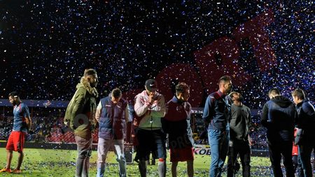TERENUL DURERII | FOTO Confetti pentru fotbaliștii cu capul plecat. Atmosferă ciudată la Târgu Mureș: artificii pentru locul 2