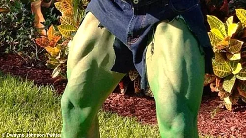 The Rock s-a transformat în Hulk! Îl mai recunoști? FOTO Cum s-au costumat vedetele în seara de Halloween!
