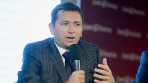 S-au încins spiritele la Dinamo! Andrei Cionca, replică acidă la adresa reprezentantului Red & White în cadrul AGA: „Îmi insulți inteligența!”. Ce le-a transmis Elias Bucurică celor de la Dinamo Socios și cum a reacționat Andrei Nicolescu după oferta de un leu făcută de Cionca | EXCLUSIV