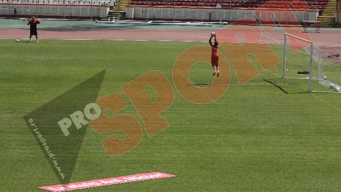 FOTO EXCLUSIV** Gest EMOȚIONANT al jucătorilor lui Dinamo de ziua lui Cornel Dinu! Ce cadou a primit MISTER