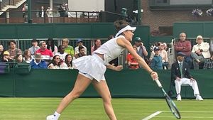 Cine e bărbatul care a urmărit-o pe ascuns pe Sorana Cîrstea la Wimbledon, aflat în aceeași tribună cu fiul lui Ion Țiriac! EXCLUSIV