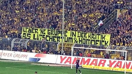Varianta germană pentru '300 de spartani=150 de cupluri' **Dortmund le dă "ignore" fanilor: 3 ani de interdicție pentru un banner!