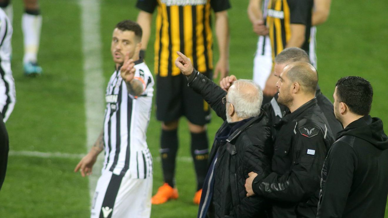 INTERVIU | Jucătorul care a încercat să-și trimită patronul înarmat în tribună la PAOK - AEK: "Ei spun că le era frică. De ce? Au plecat la luptă în Siria? Nu! Au văzut pe telefoane că golul a fost valabil și au fugit!"

