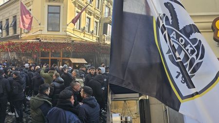 Cum au petrecut fanii lui PAOK în Centrul Vechi înaintea meciului decisiv cu FCSB. În drumul spre Arena Națională, suporterii echipei lui Răzvan Lucescu sunt monitorizați din elicopter