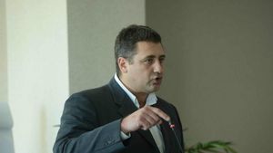 Dedu conduce FRH de la terapie intensivă. "Căruța e pornită, ne sfătuim pentru orice decizie". Bota, handbalistul născut în aceeași zi cu Dedu: "Mă rog pentru sănătatea lui"