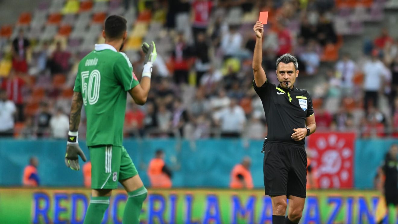 Faza de arbitraj care i-a blocat pe toți la Dinamo - FC U Craiova, în Cupa României. Horațiu Feșnic a luat decizia „în orb”, după indicațiile din cabina VAR, fără a mai urmări faza pe monitor, și i-a iertat pe olteni de eliminarea portarului | VIDEO