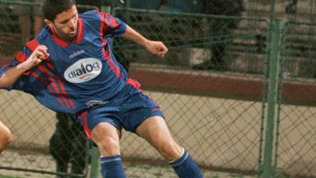 EXCLUSIV | Seara în care fotbaliștii de la Steaua au fost bătuți măr. "Ne așteptau doi jucători în tunelul spre vestiare. Au fost lovituri foarte grele, am fost scuipați"
