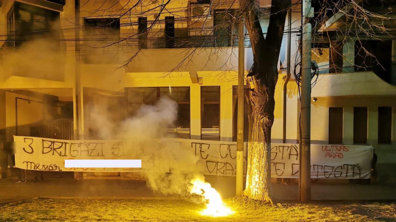 Război în toată regula între ultrași și conducere la un club de tradiție din Superliga! Mesaje de amenințare puse de fani împotriva celor care se ocupă de echipă: „Dacă retrogradați, orașul nu o să vă ierte!” | FOTO EXCLUSIV