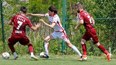 Rapid salută ideea unei Liga 1 cu 16 echipe, însă nu vrea ca Dinamo să fie salvată din oficiu. ”Niciun club, indiferent de numele său, nu trebuie să evite retrogradarea sau să obțină promovarea altfel decât în iarbă!” Giuleștenii și-au expus în mod public propunerea făcută către FRF și LPF