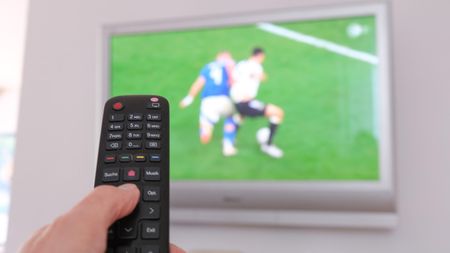 Voyo e de neoprit! A luat meciurile de fotbal după care românii sunt înnebuniți