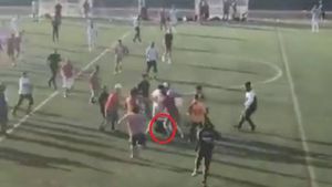 Scene terifiante în Anglia: "Este cel mai violent atac petrecut pe pământ britanic" . VIDEO | Un arbitru a fost bătut și călcat în picioare de zeci de jucători la un meci între două echipe de turci